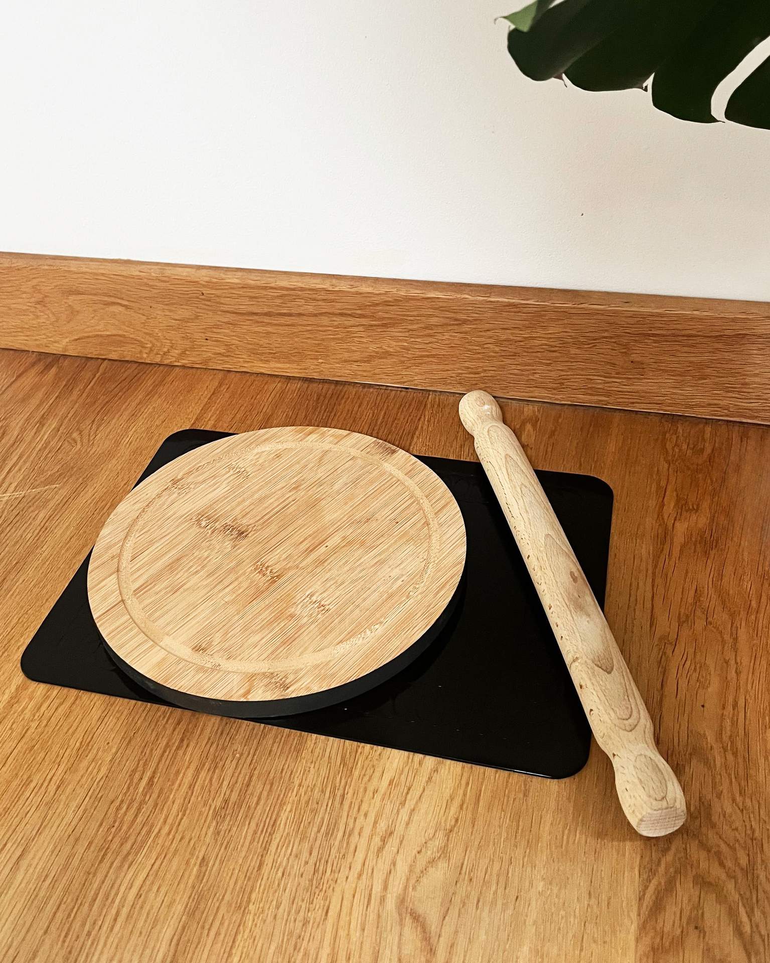 TC-MAT-25-5-Black-Table-Mat-Rolling-Pin-Board